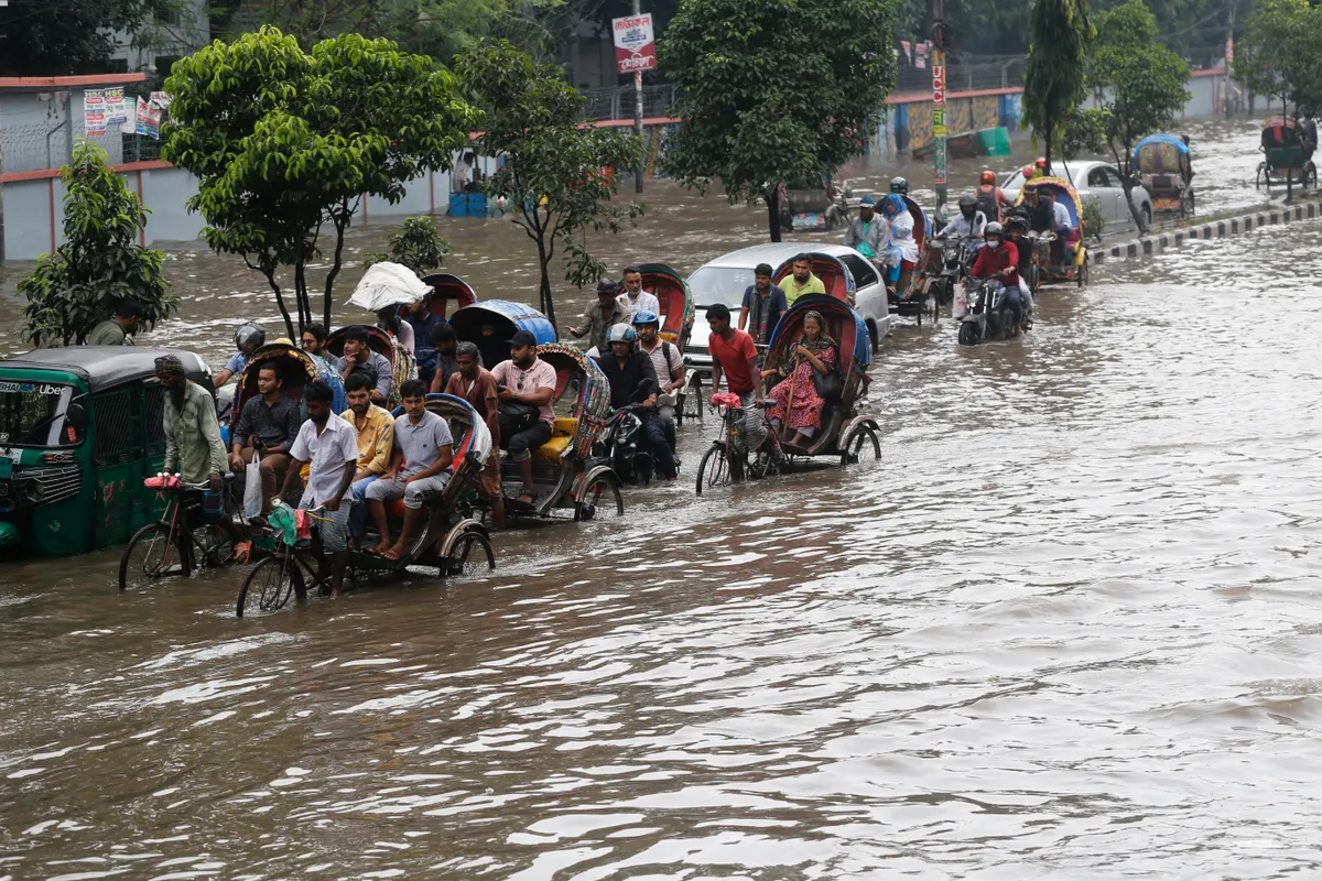 Lũ lụt tiếp diễn ở Bangladesh khiến 5 người thiệt mạng, hàng chục nghìn người bị mắc kẹt - Ảnh 1.