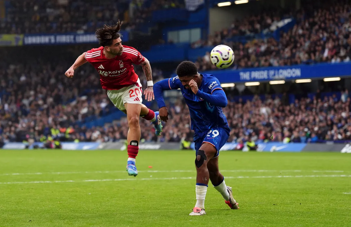 Manchester United chia điểm tr&ecirc;n s&acirc;n của Aston Villa - Ảnh 3.