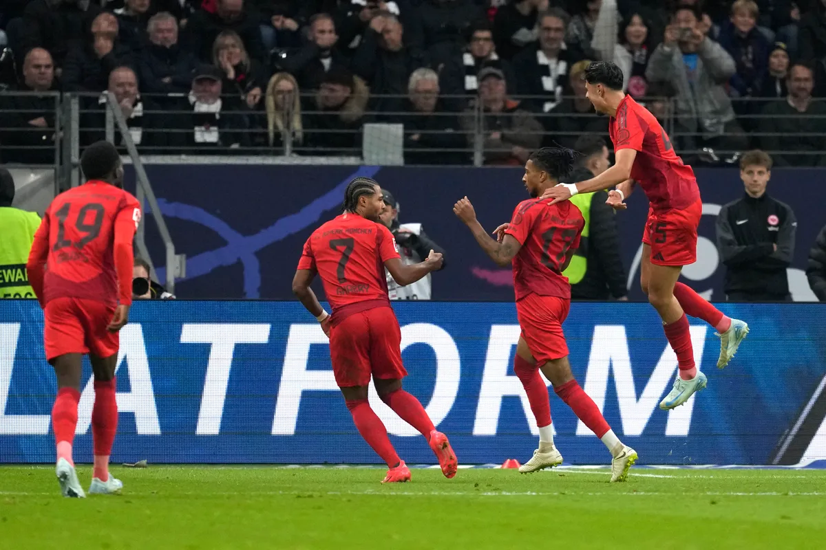 Bayern Munich đ&aacute;nh rơi chiến thắng ph&uacute;t b&ugrave; giờ - Ảnh 1.