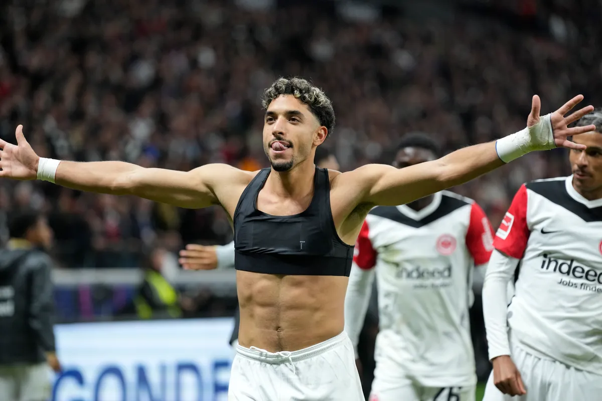 Bayern Munich đ&aacute;nh rơi chiến thắng ph&uacute;t b&ugrave; giờ - Ảnh 2.