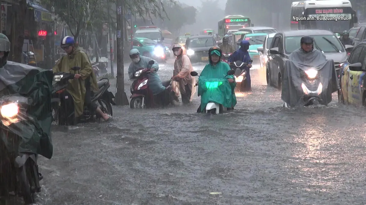 TP Hồ Chí Minh: Mưa lớn, sấm sét dữ dội, nhiều tuyến đường ngập sâu - Ảnh 1.