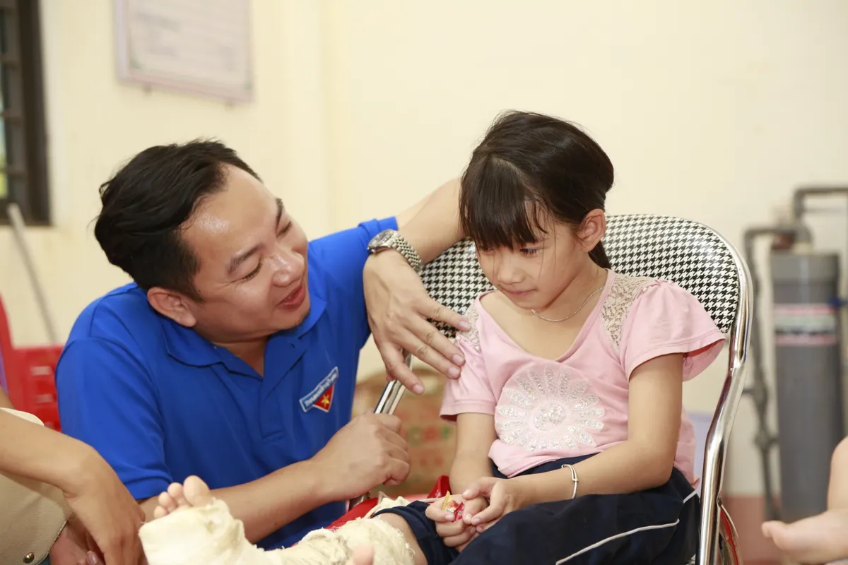 Đoàn công tác Quỹ Tấm lòng Việt thăm tặng quà người dân thôn Làng Nủ và thôn Nậm Tông - Ảnh 7.