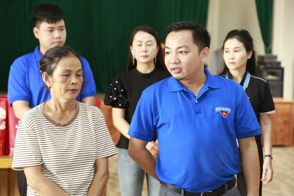 Đoàn công tác Quỹ Tấm lòng Việt thăm tặng quà người dân thôn Làng Nủ và thôn Nậm Tông - Ảnh 6.