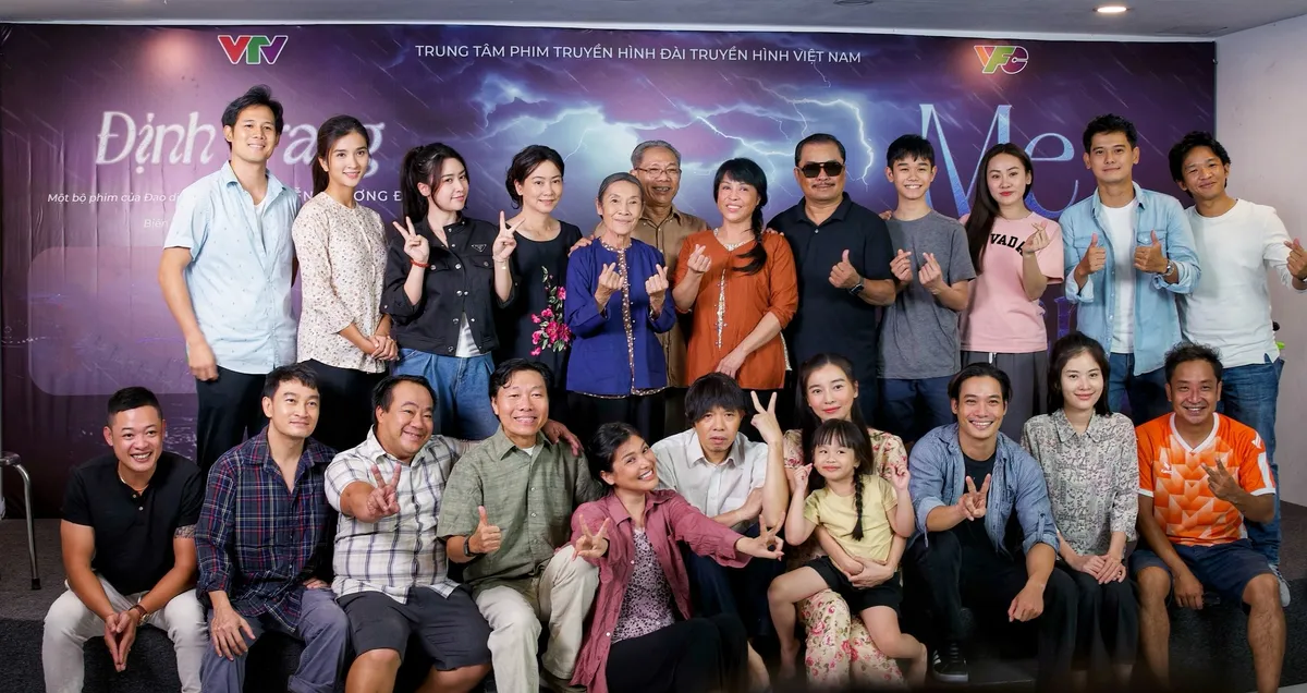 Kim Tuyến, Cao Thái Hà tất bật tập kịch bản phim “Mẹ biển” - Ảnh 1.