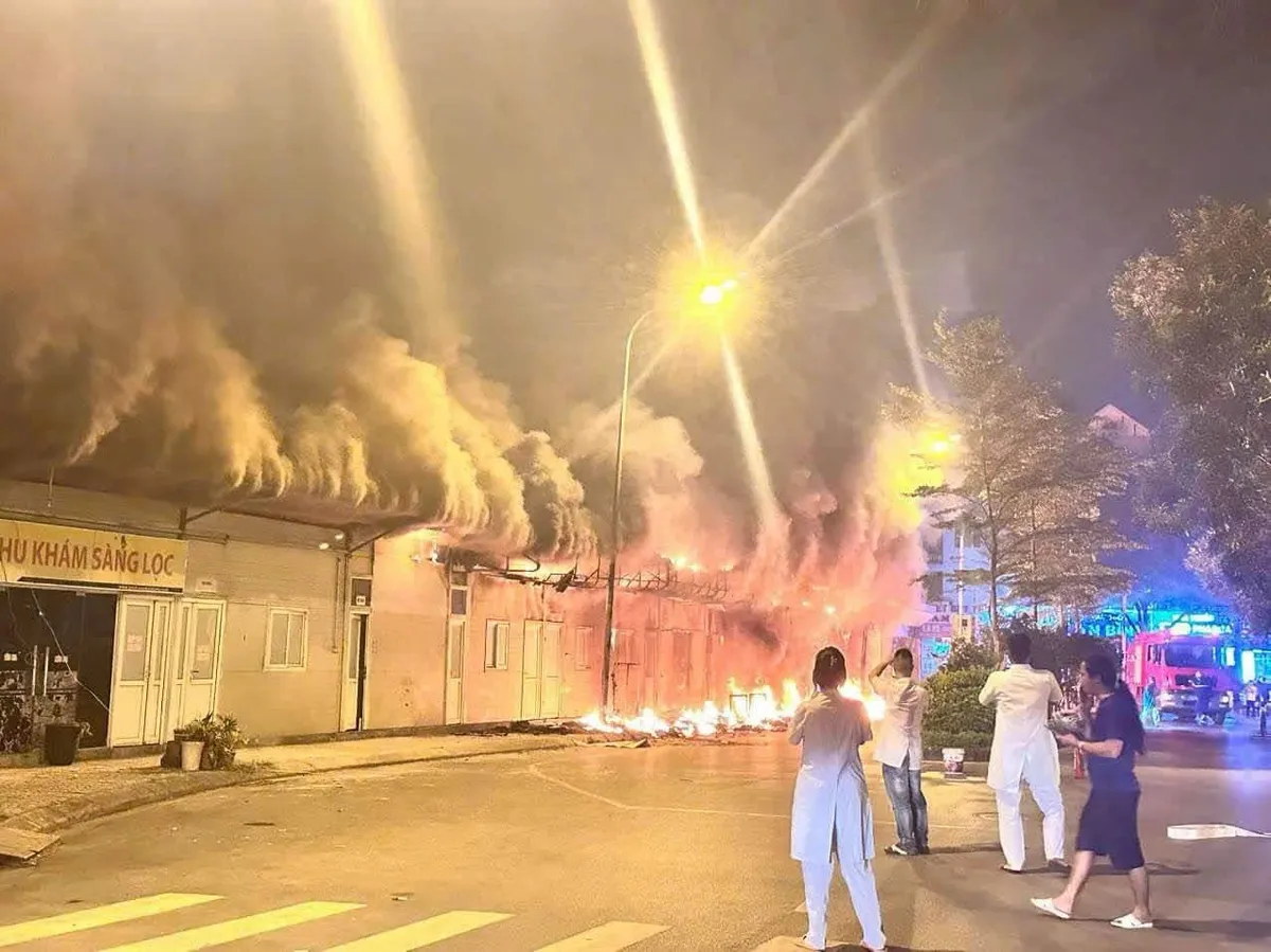 Hà Nội: Cháy lớn trong khuôn viên bệnh viện Đức Giang - Ảnh 1.