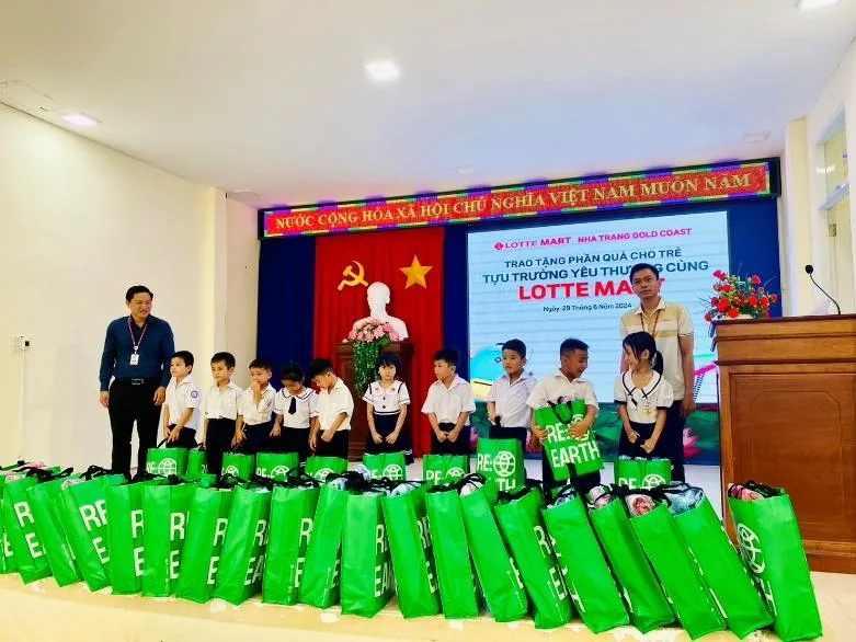 Lotte Mart chung tay c&ugrave;ng đồng b&agrave;o miền Bắc t&aacute;i thiết cuộc sống sau b&atilde;o Yagi - Ảnh 4.