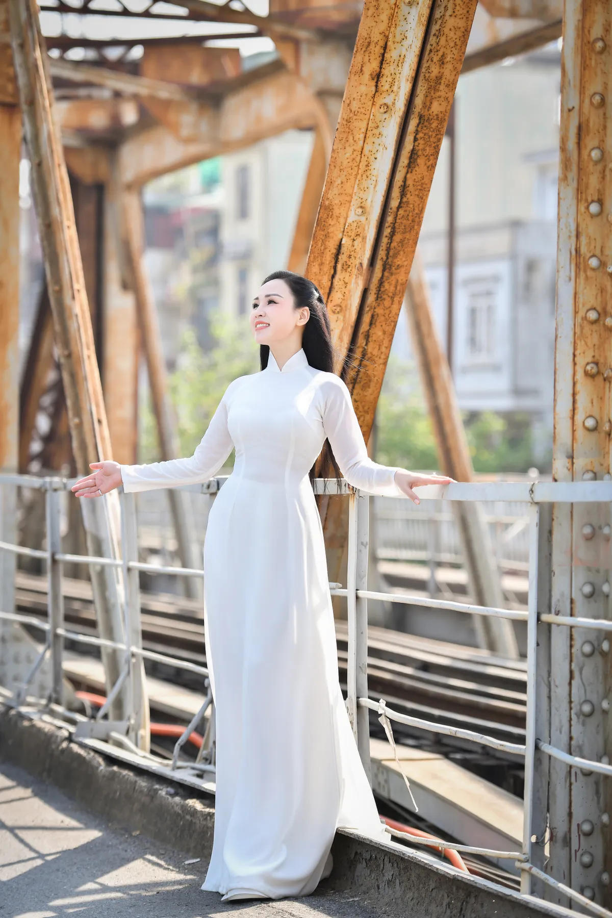Hà Nội lãng mạn, đầy hoài niệm trong MV mới của Sao Mai Khánh Ly - Ảnh 1.