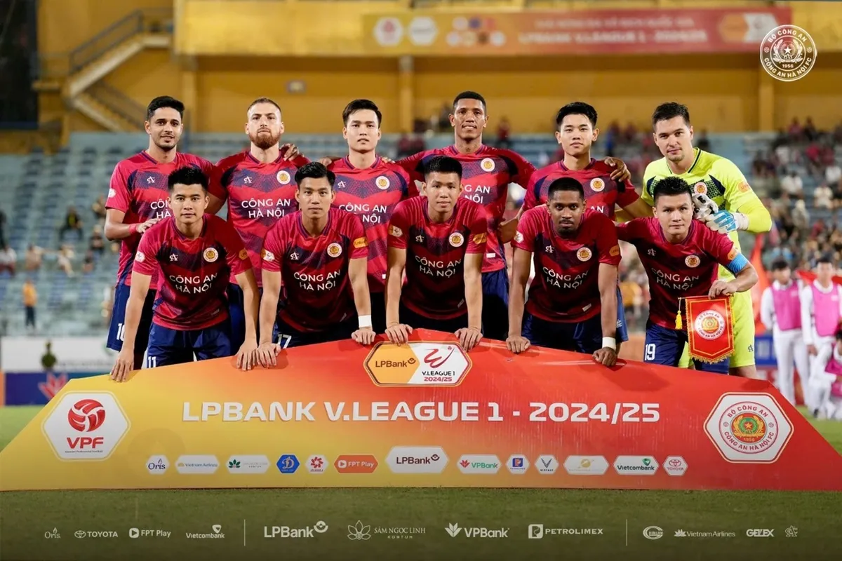 Kiềng ba ch&acirc;n đưa b&oacute;ng đ&aacute; H&agrave; Nội bay cao - Ảnh 3.