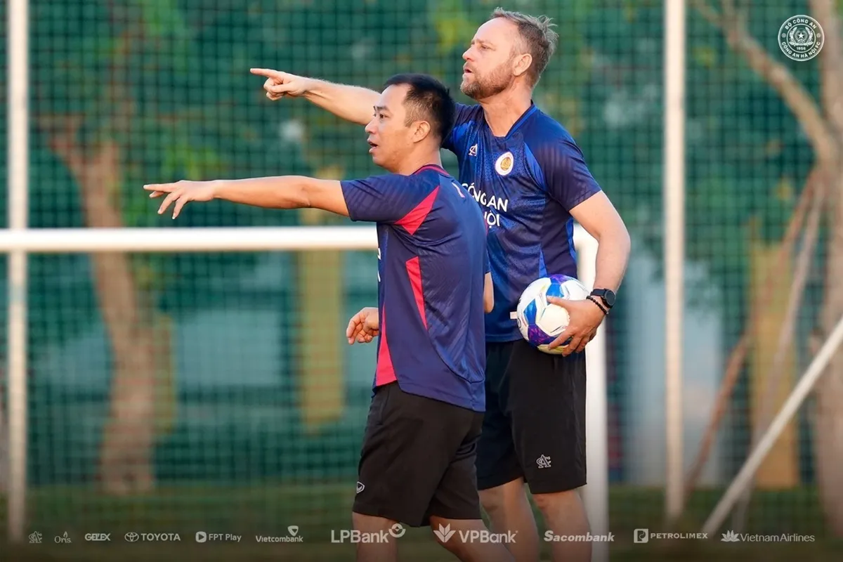 Kiềng ba ch&acirc;n đưa b&oacute;ng đ&aacute; H&agrave; Nội bay cao - Ảnh 4.