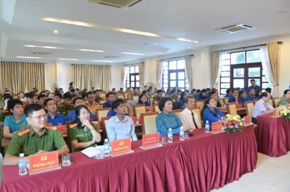 Thế hệ trẻ Công an Khánh Hòa noi gương anh hùng Lý Tự Trọng - Ảnh 3.