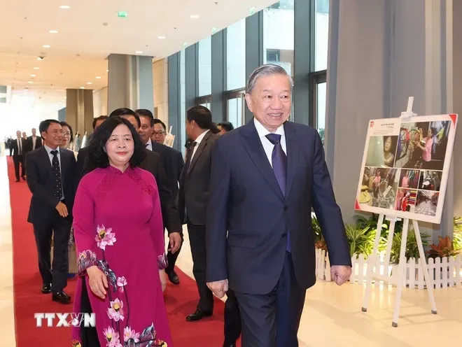 Ảnh: Tổ chức trọng thể Lễ kỷ niệm 70 năm Ngày Giải phóng Thủ đô - Ảnh 1. Ảnh: Tổ chức trọng thể Lễ kỷ niệm 70 năm Ngày Giải phóng Thủ đô - Ảnh 1.