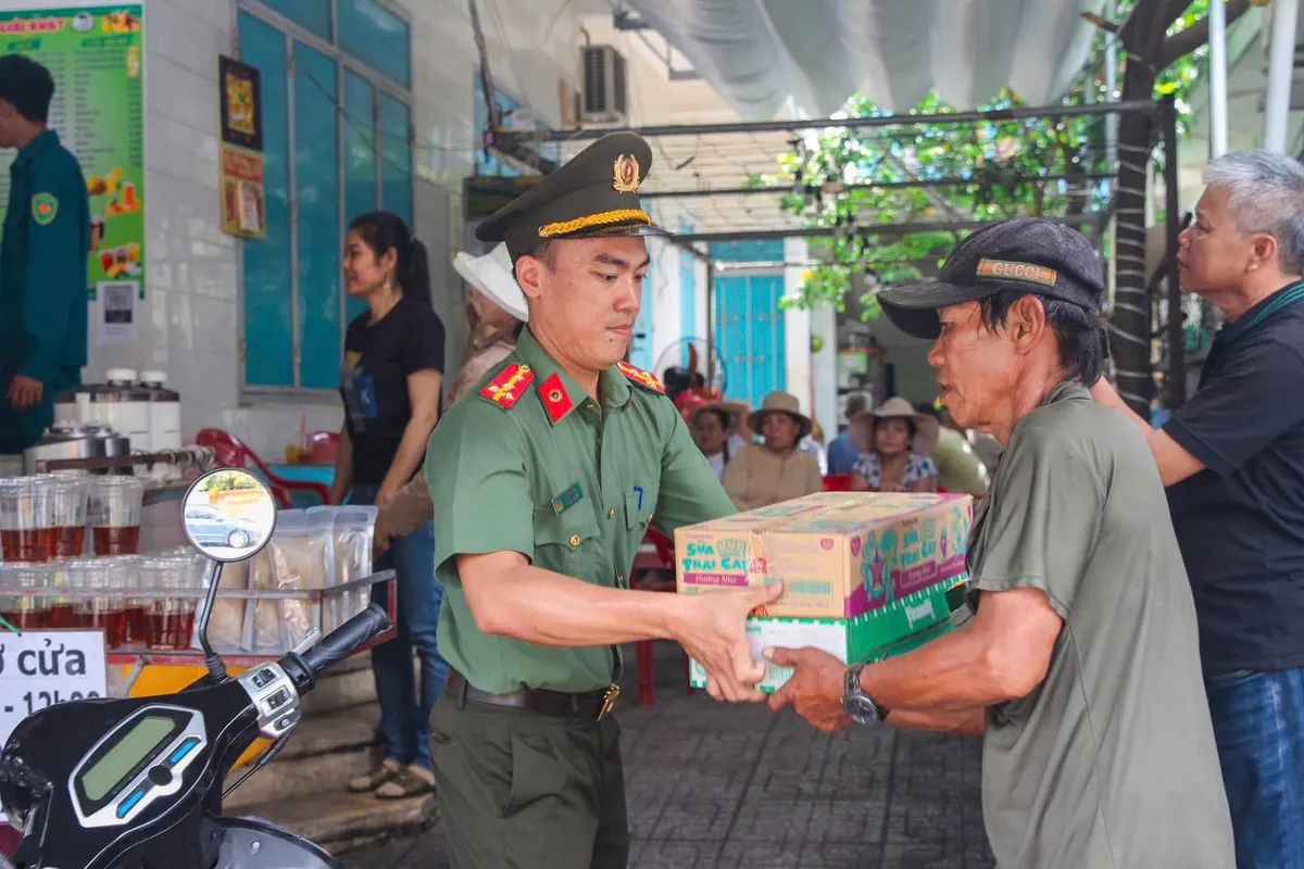 Thế hệ trẻ Công an Khánh Hòa noi gương anh hùng Lý Tự Trọng - Ảnh 6.