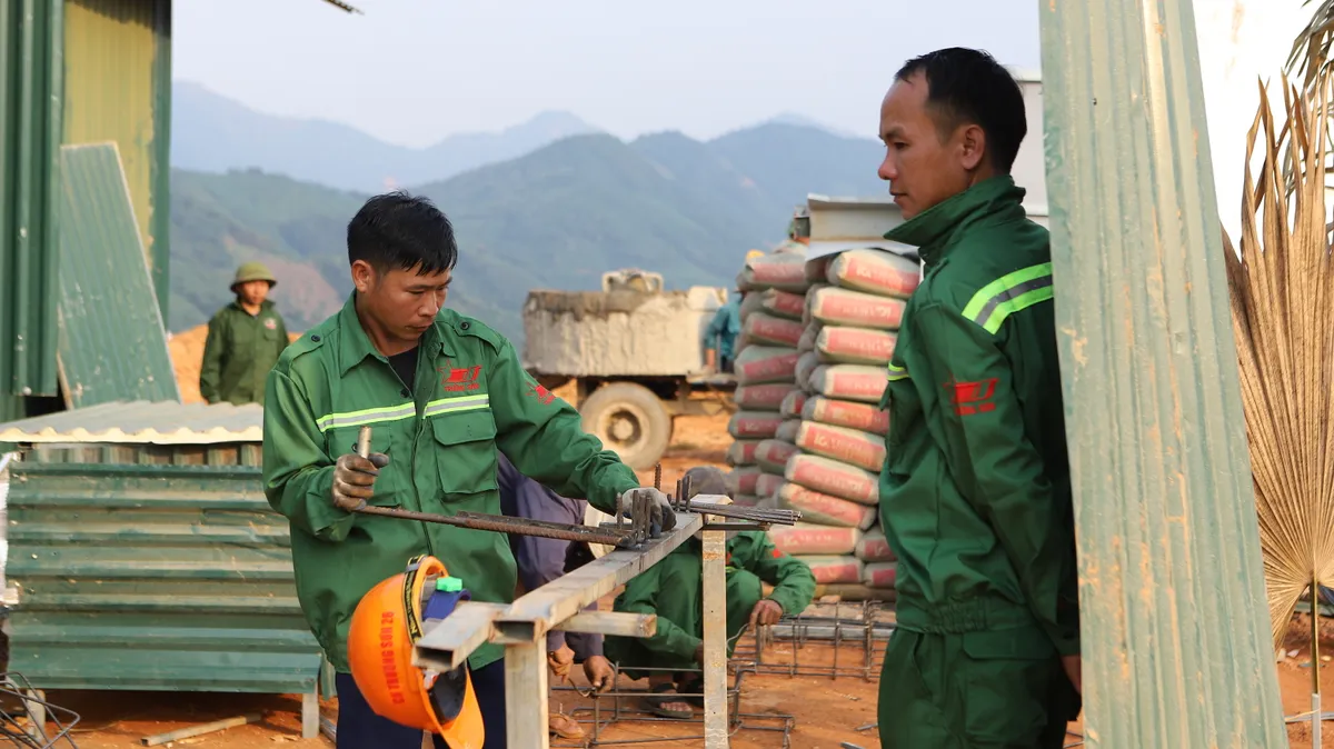 Tinh thần khẩn trương tại công trường tái định cư Làng Nủ và khu dân cư thôn Nậm Tông, Lào Cai - Ảnh 5.