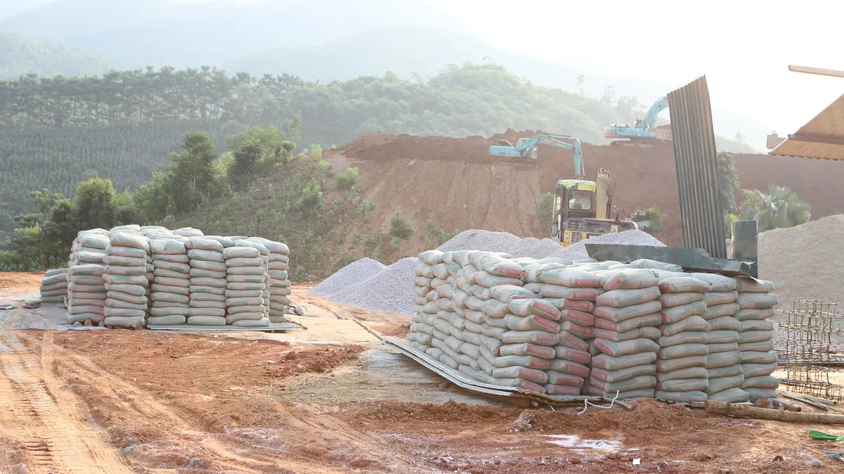 Tinh thần khẩn trương tại công trường tái định cư Làng Nủ và khu dân cư thôn Nậm Tông, Lào Cai - Ảnh 2.