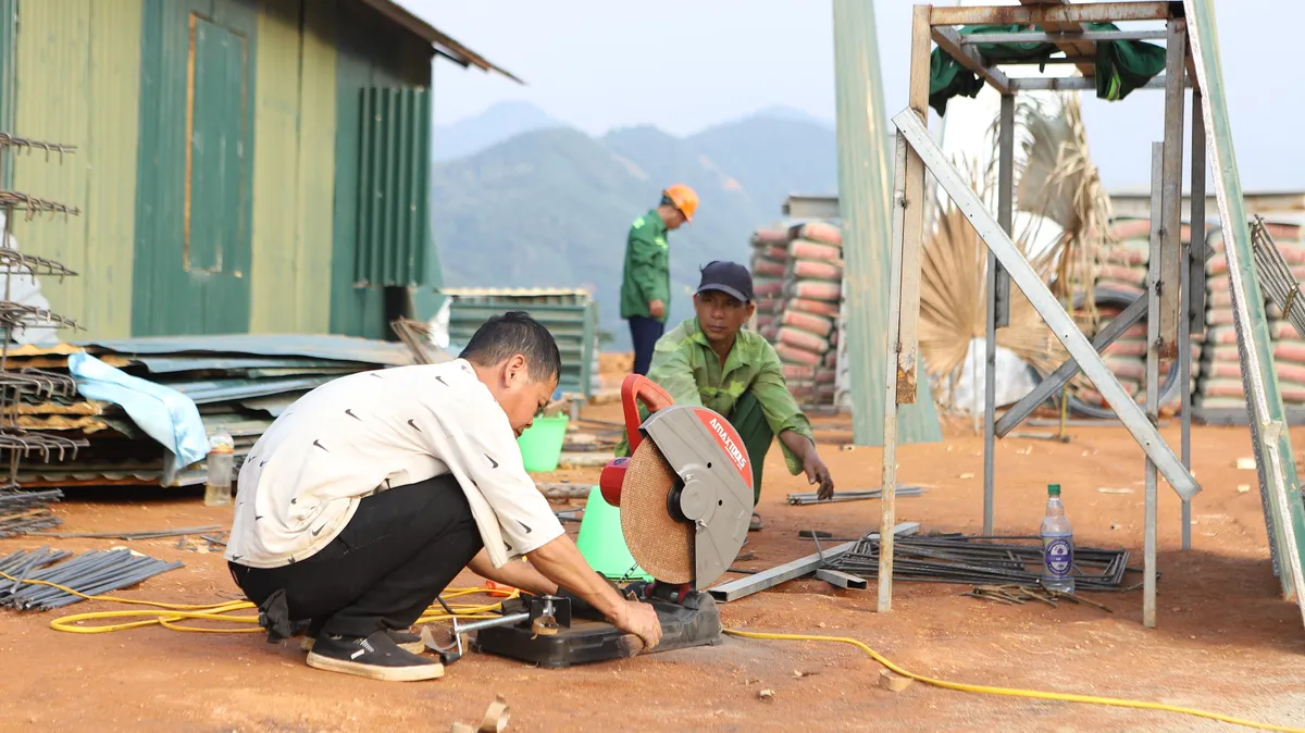 Tinh thần khẩn trương tại công trường tái định cư Làng Nủ và khu dân cư thôn Nậm Tông, Lào Cai - Ảnh 9.