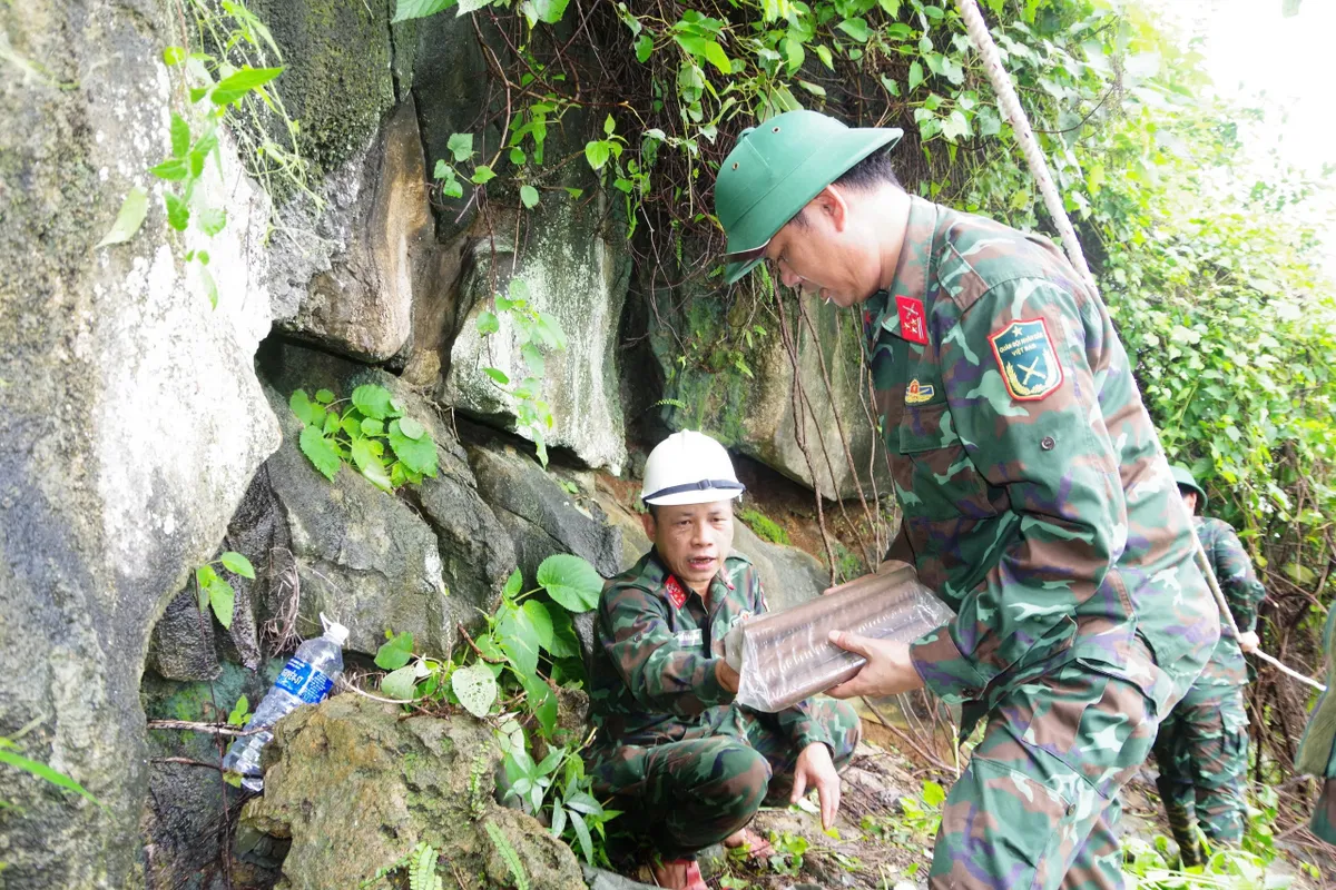 Quảng Bình: Xử lý khối đá nặng 300 tấn có nguy cơ sạt lở tại thị trấn Phong Nha - Ảnh 1.