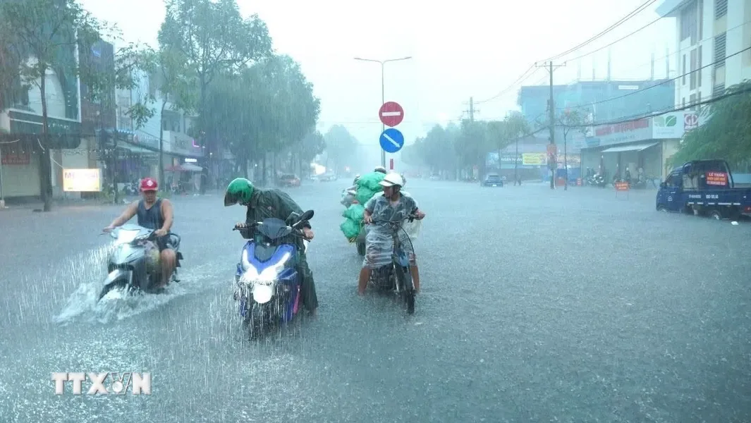 Đường phố Cần Thơ ngập sâu, ùn tắc nghiêm trọng sau mưa lớn - Ảnh 1.