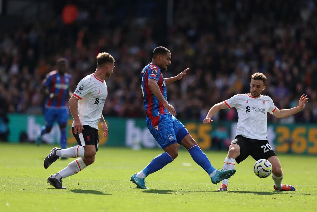 Liverpool v&agrave; sự tiến bộ trong kh&acirc;u ph&ograve;ng ngự dưới thời HLV Arne Slot - Ảnh 1.