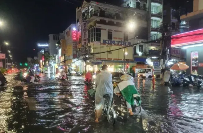 Đường phố Cần Thơ ngập sâu, ùn tắc nghiêm trọng sau mưa lớn - Ảnh 3.