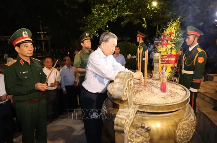 Tổng Bí thư, Chủ tịch nước dâng hương ở Khu Di tích Đặc biệt Thành cổ Quảng Trị - Ảnh 2.