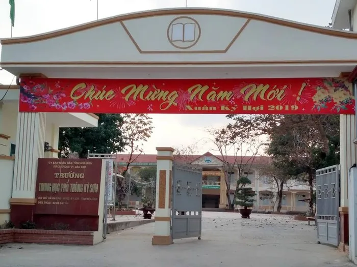 Khởi tố một hiệu trưởng trường THPT ở Hòa Bình vì lạm thu - Ảnh 1.