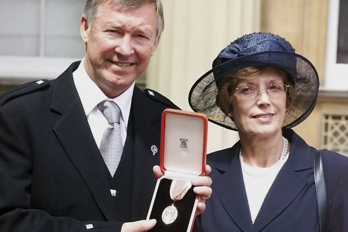 Man United cấm cửa Sir Alex Ferguson vào phòng thay đồ - Ảnh 1. Man United cấm cửa Sir Alex Ferguson vào phòng thay đồ - Ảnh 1.