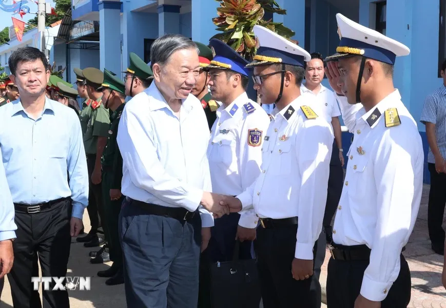 Tổng Bí thư, Chủ tịch nước Tô Lâm thăm, làm việc tại huyện đảo Cồn Cỏ - Ảnh 1.