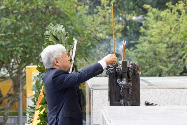 Đoàn đại biểu tham dự Đại hội đại biểu toàn quốc MTTQ Việt Nam vào Lăng viếng Chủ tịch Hồ Chí Minh - Ảnh 5.