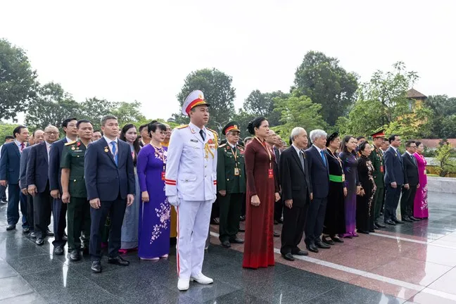 Đoàn đại biểu tham dự Đại hội đại biểu toàn quốc MTTQ Việt Nam vào Lăng viếng Chủ tịch Hồ Chí Minh - Ảnh 4.