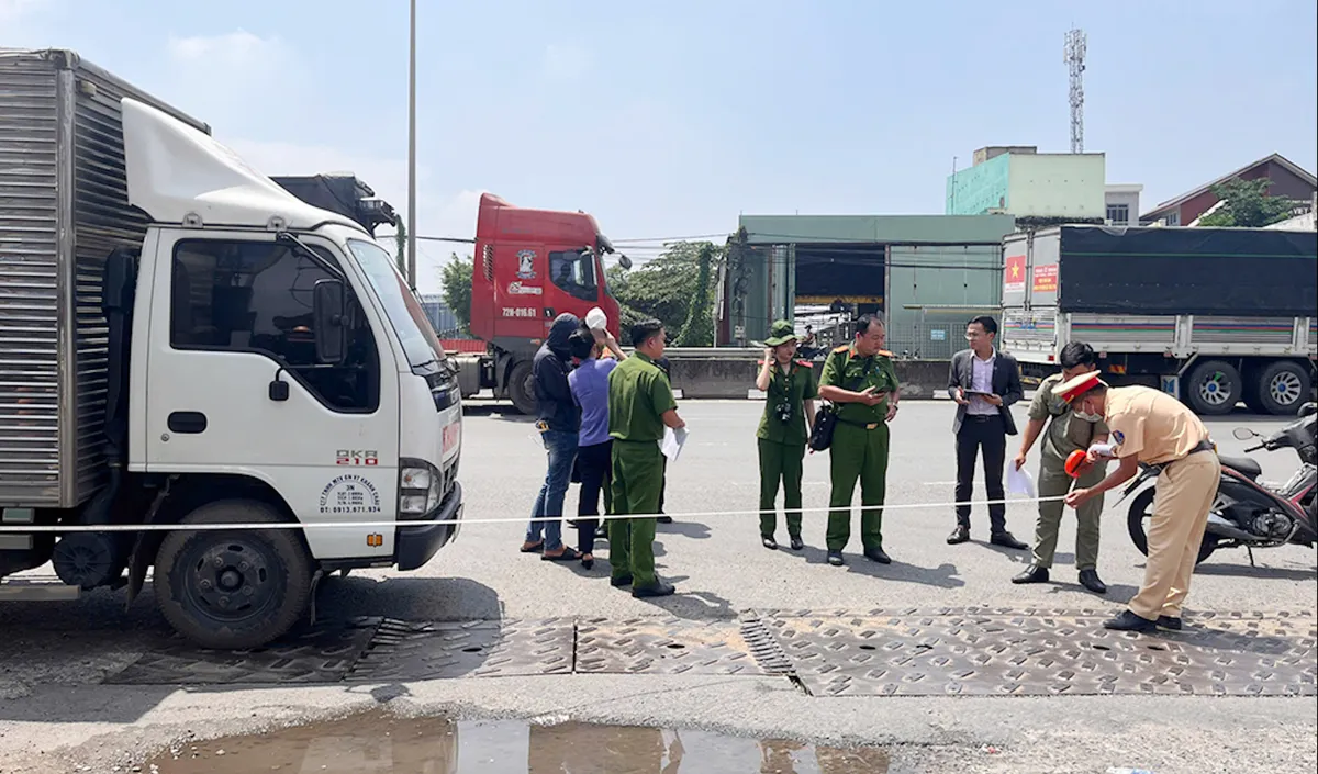 Dựng lại hiện trường vụ xe tải cán chết người trên Quốc lộ 51 - Ảnh 1. Dựng lại hiện trường vụ xe tải cán chết người trên Quốc lộ 51 - Ảnh 1.