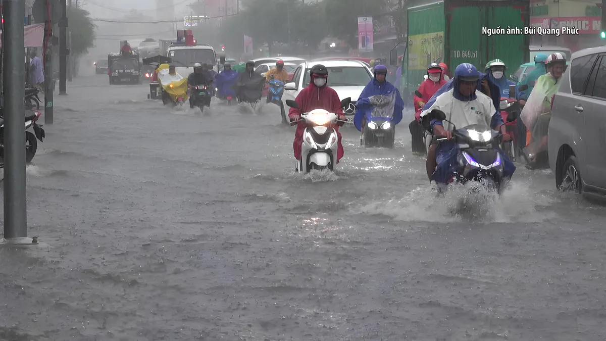 TP Hồ Chí Minh: Nhiều tuyến đường ngập sâu do mưa lớn cùng triều cường cao - Ảnh 1.