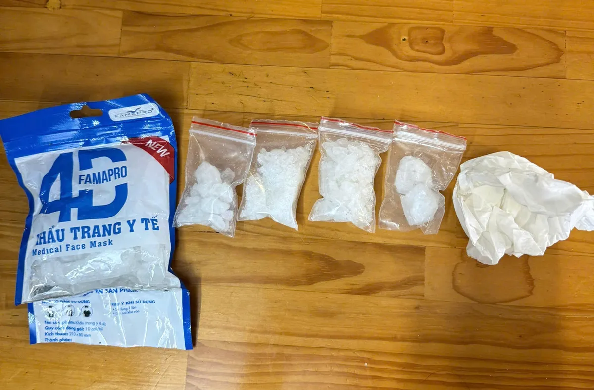 L&acirc;m Đồng: Bắt giữ 2 kẻ mua b&aacute;n ma t&uacute;y ở TP Bảo Lộc - Ảnh 2.