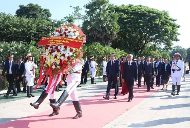 Chủ tịch Quốc hội Trần Thanh Mẫn gặp gỡ đại diện cộng đồng người Việt tại Lào - Ảnh 2.