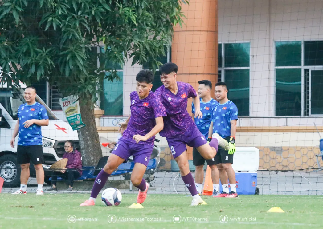 U17 Việt Nam bước v&agrave;o buổi tập đầu ti&ecirc;n tại Ph&uacute; Thọ - Ảnh 3.