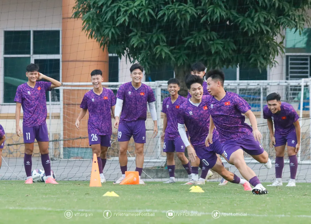U17 Việt Nam bước v&agrave;o buổi tập đầu ti&ecirc;n tại Ph&uacute; Thọ - Ảnh 2.