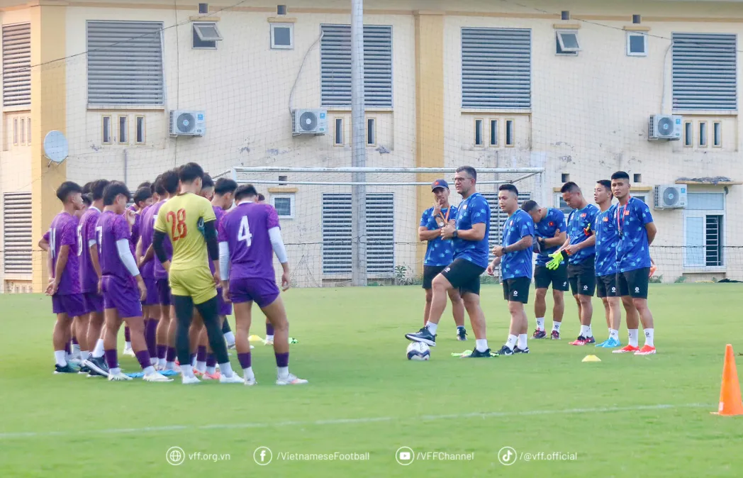 U17 Việt Nam bước v&agrave;o buổi tập đầu ti&ecirc;n tại Ph&uacute; Thọ - Ảnh 1.