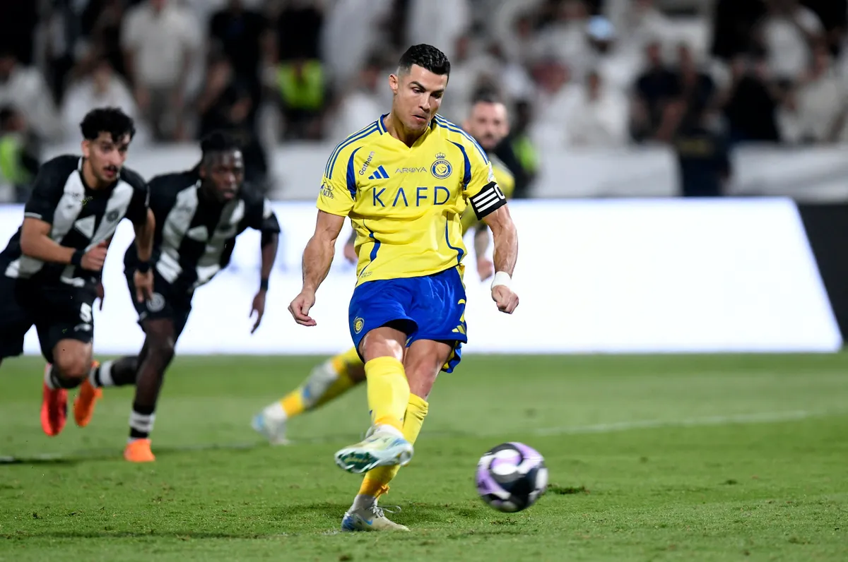 Cristiano Ronaldo h&oacute;a người h&ugrave;ng, Al Nassr thắng trận ph&uacute;t b&ugrave; giờ - Ảnh 1.