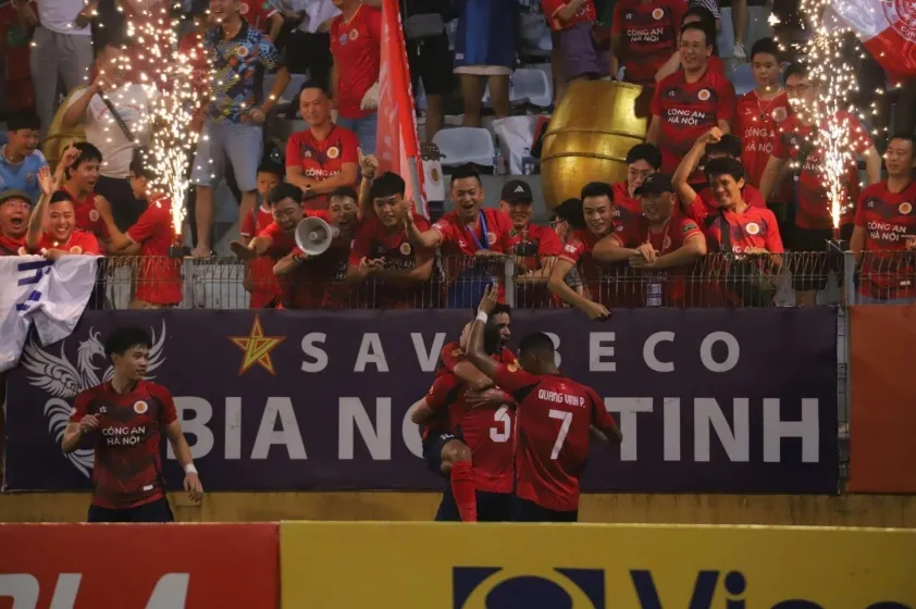 Đ&aacute; b&ugrave; v&ograve;ng 4 V.League 2024/25: CLB H&agrave; Nội h&ograve;a CLB CAHN theo kịch bản kịch t&iacute;nh - Ảnh 1.