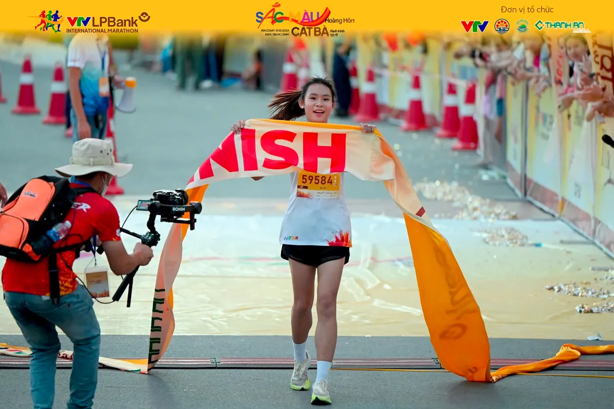 Giải marathon Quốc tế VTV LPBank 2024: Edwin Kiptoo vô địch cự ly 21km nam; Lương Đức Phước và Đoàn Thu Hằng vô địch cự ly 10km,  - Ảnh 15.