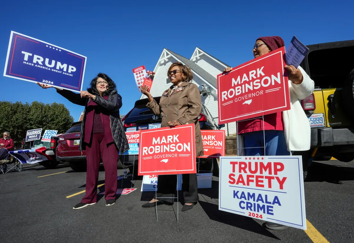 Ông Donald Trump đang dẫn trước bà Kamala Harris ở cả 7 bang chiến địa - Ảnh 1.