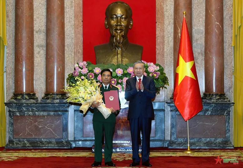 Tổng B&iacute; thư, Chủ tịch nước T&ocirc; L&acirc;m trao quyết định thăng qu&acirc;n h&agrave;m cho l&atilde;nh đạo c&ocirc;ng an, qu&acirc;n đội - Ảnh 2.