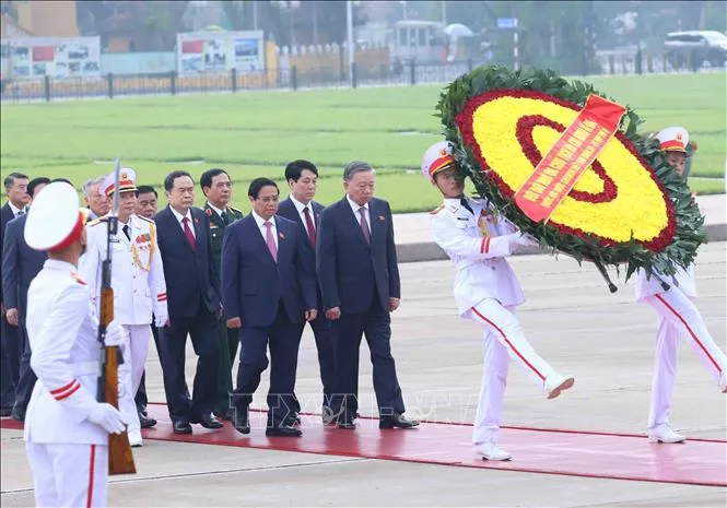 Đại biểu Quốc hội dự Kỳ họp thứ 8 vào Lăng viếng Chủ tịch Hồ Chí Minh - Ảnh 1.