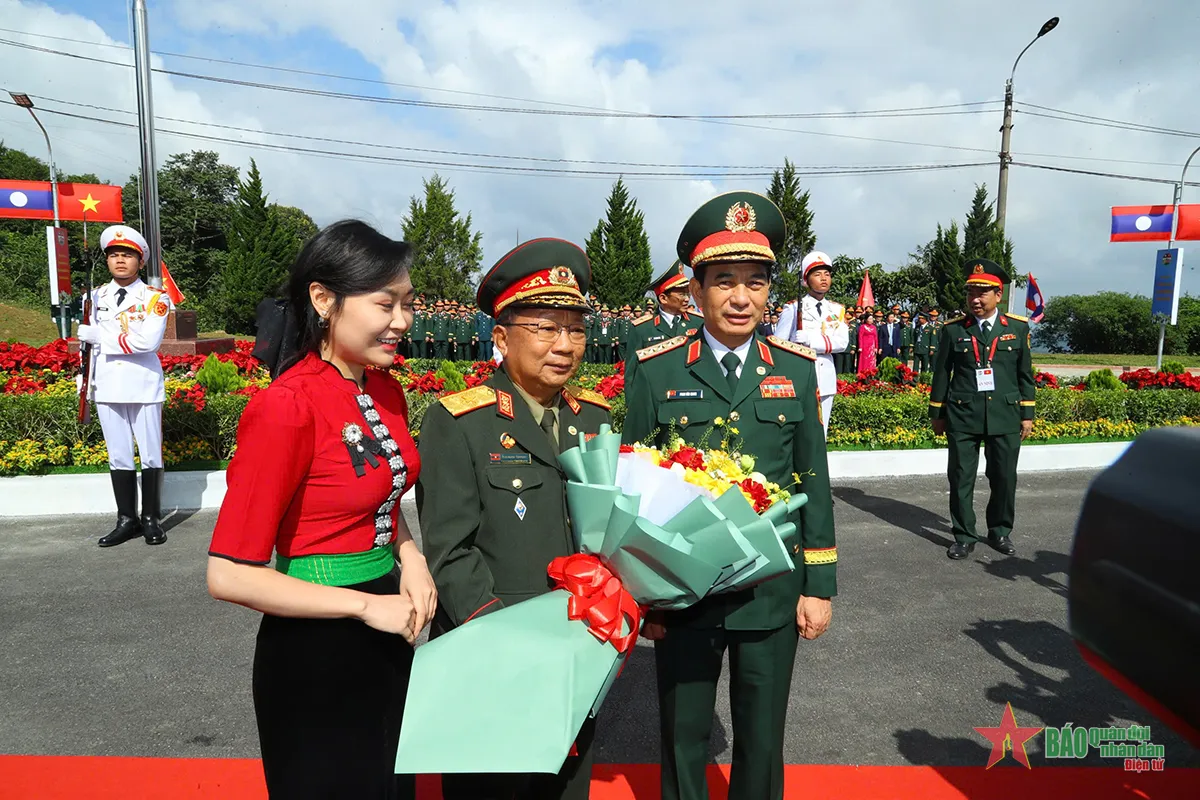 Giao lưu hữu nghị Quốc phòng biên giới Việt Nam - Lào lần thứ hai - Ảnh 1.