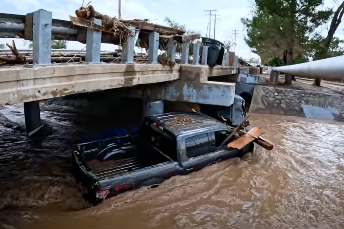 Lũ quét nguy hiểm ở bang New Mexico (Mỹ) khiến 2 người tử vong - Ảnh 1.