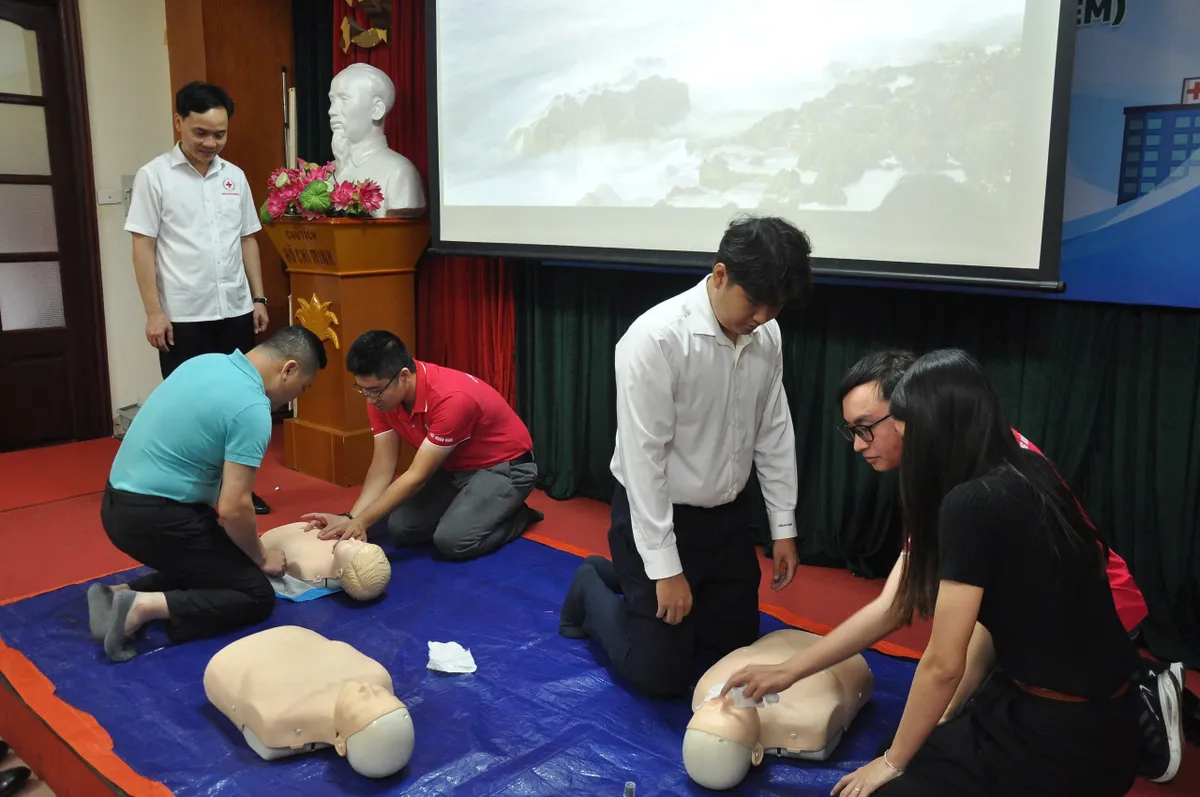 Trung tâm Dịch vụ Nhân đạo huấn luyện Sơ cấp cứu tại Tập đoàn Hóa chất - Ảnh 9.