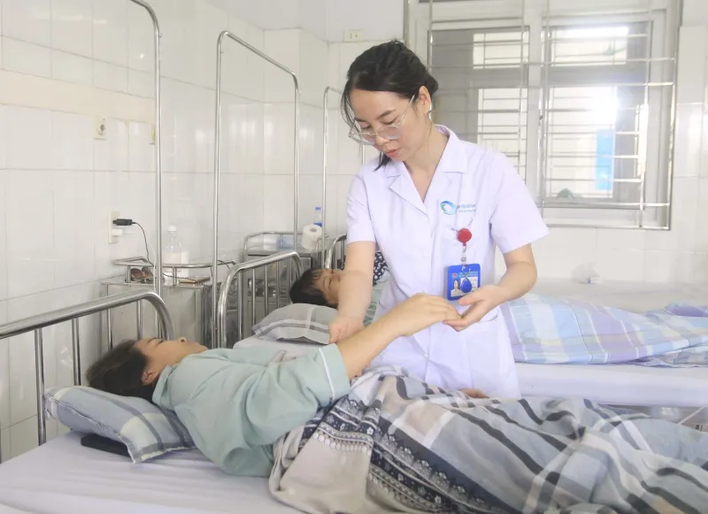 Tiêm khớp thiếu an toàn: Cảnh báo biến chứng nhiễm khuẩn nguy hiểm - Ảnh 1. Tiêm khớp thiếu an toàn: Cảnh báo biến chứng nhiễm khuẩn nguy hiểm - Ảnh 1.