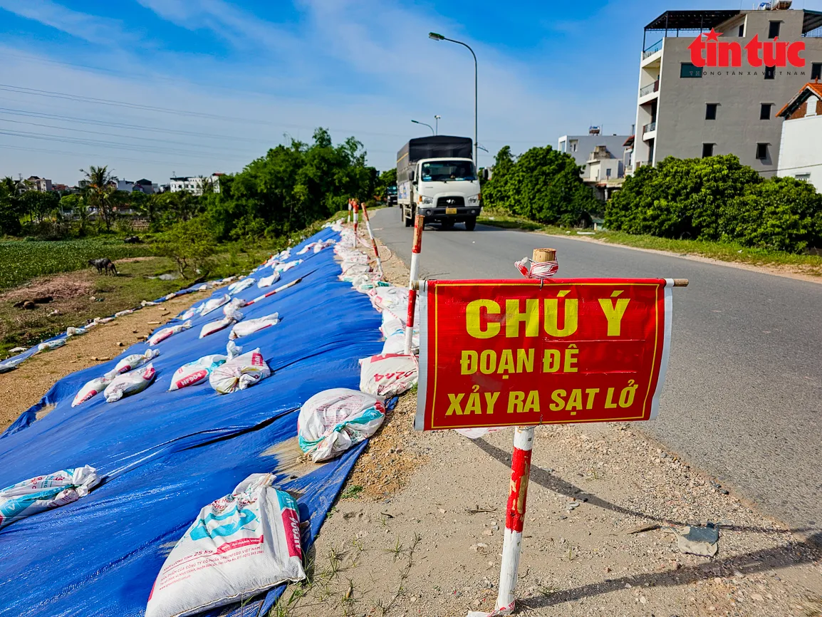 Đê Yên Nghĩa xuất hiện sụt lún, Hà Nội tạm thời cấm các phương tiện - Ảnh 2.