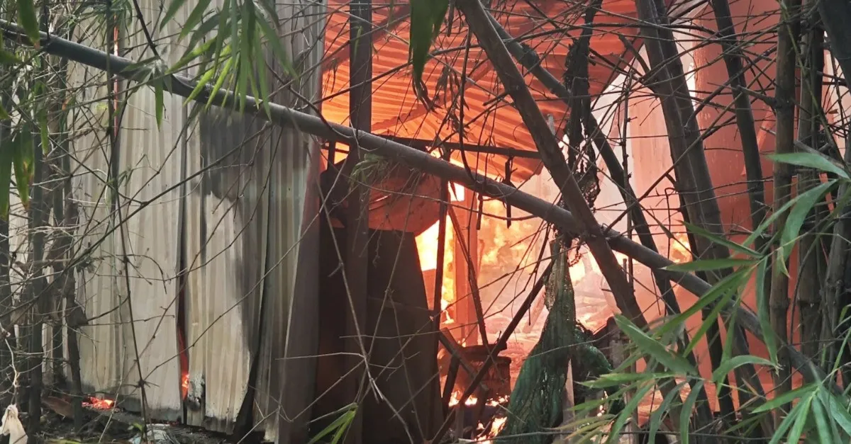 Xưởng gỗ rộng h&agrave;ng ng&agrave;n m&eacute;t vu&ocirc;ng bất ngờ bốc ch&aacute;y ở TP Hồ Ch&iacute; Minh - Ảnh 1.