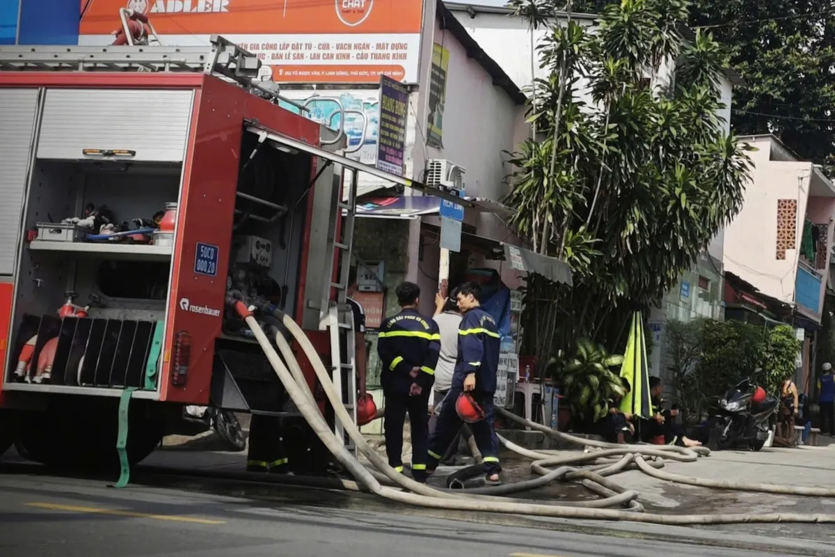 Xưởng gỗ rộng h&agrave;ng ng&agrave;n m&eacute;t vu&ocirc;ng bất ngờ bốc ch&aacute;y ở TP Hồ Ch&iacute; Minh - Ảnh 2.