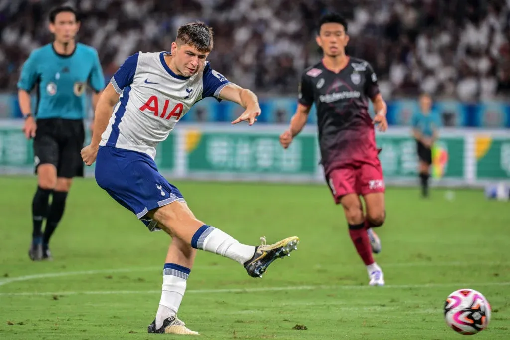 Tottenham gặp khó: Vắng Son Heung-min, tài năng trẻ Moore có kịp tỏa sáng? - Ảnh 1. Tottenham gặp khó: Vắng Son Heung-min, tài năng trẻ Moore có kịp tỏa sáng? - Ảnh 1.